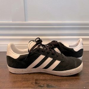 Cute black & white adidas suede sneakers 🖤🤍